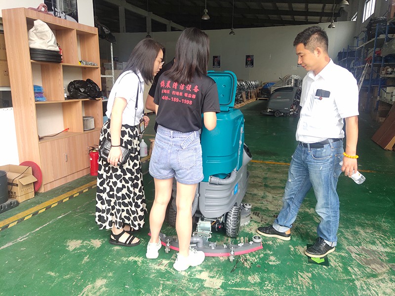 客户上门看机器